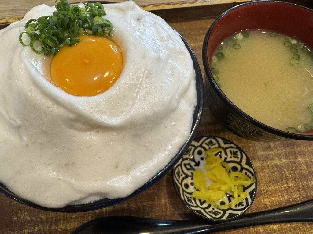 白い漬け丼の写真。