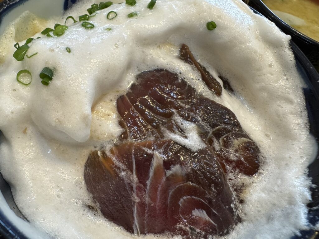 白い漬け丼の漬けが出てきた写真。