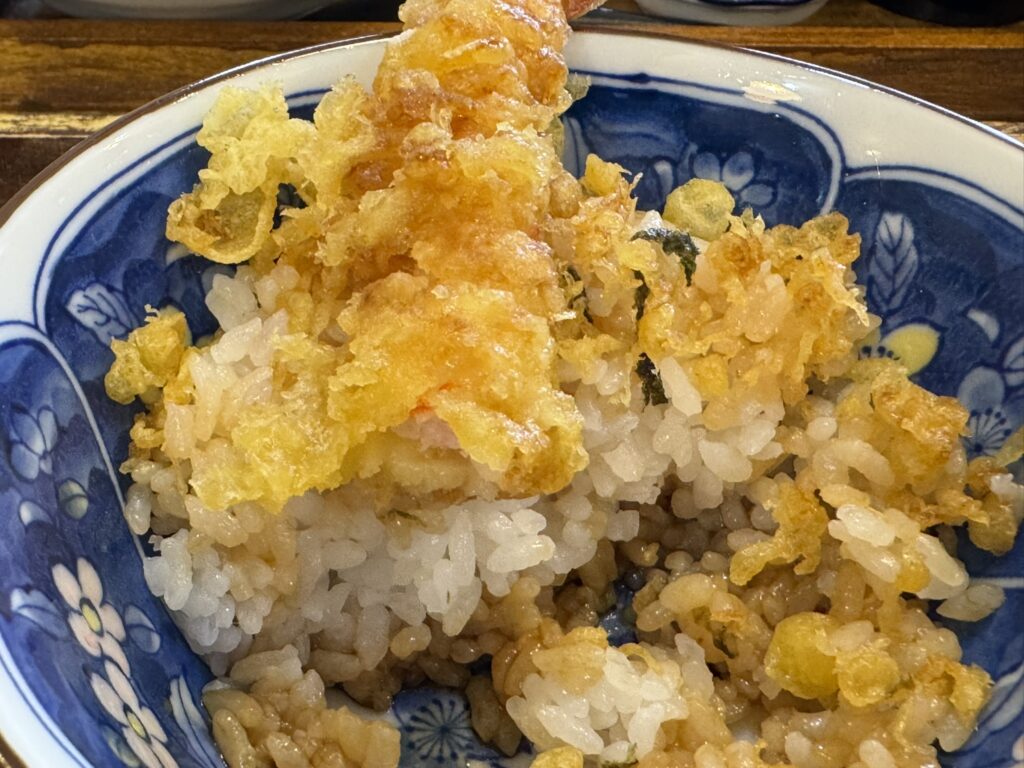 二代目反射炉丼の海老天の断面写真。