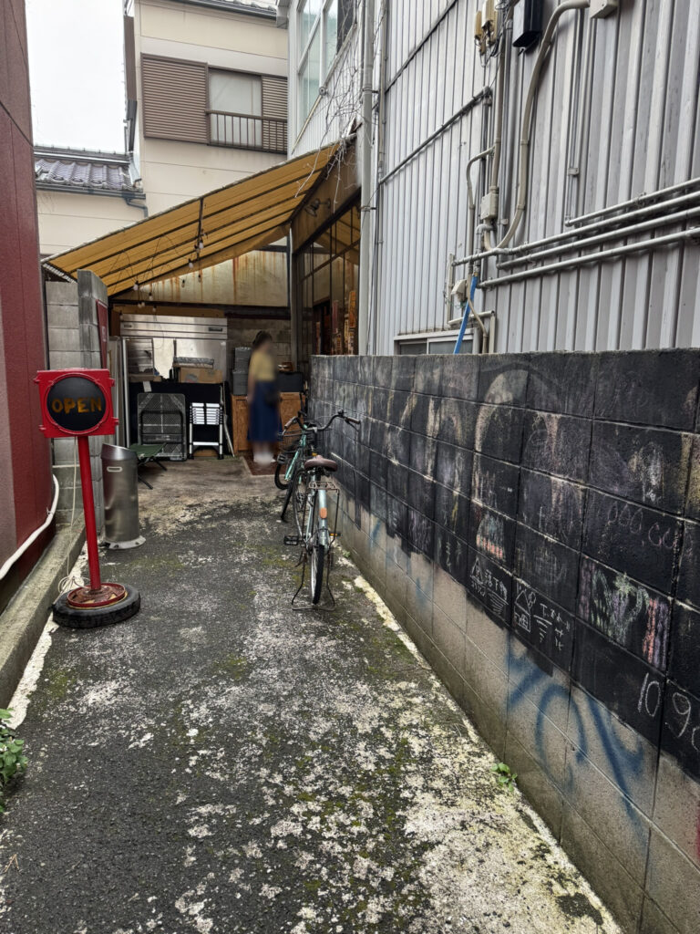 本格カレー屋さん「knot」に続く路地の写真