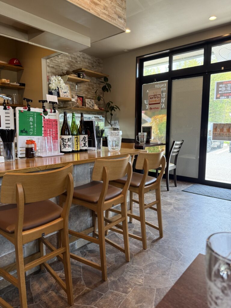 「お好み焼き 俊」店舗内観写真。