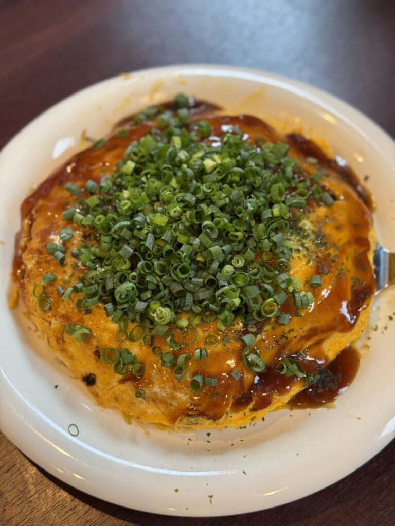 広島風お好み焼き「阿知須きららドーム焼き」写真。