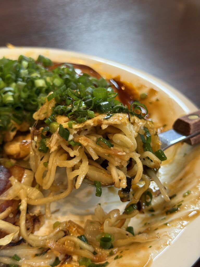 広島風お好み焼き「俊(しゅん)スぺシャル」そばアップ写真。