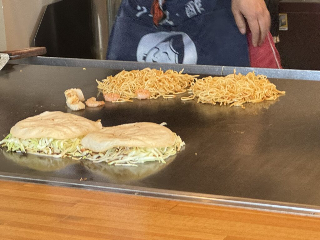 「お好み焼き 俊」鉄板写真。
