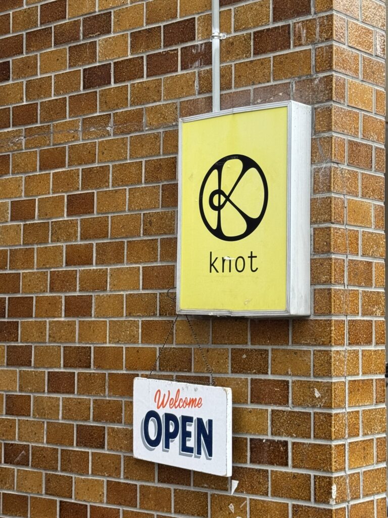 本格カレー屋さん「knot」の看板写真