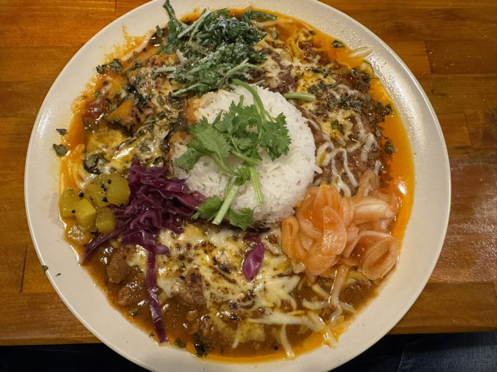 「あぶりチーズトッピングknotカレープレート」写真