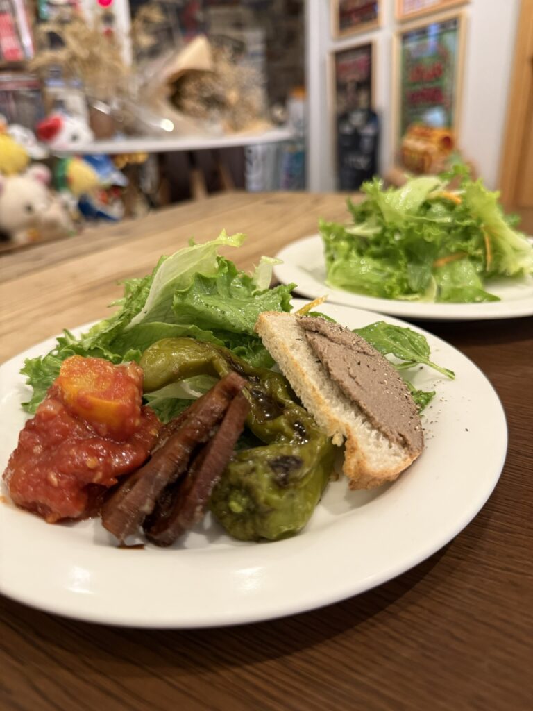 「Pizzeria Bel gioco(ベルジョーゴ)」前菜4種盛り、サラダの写真