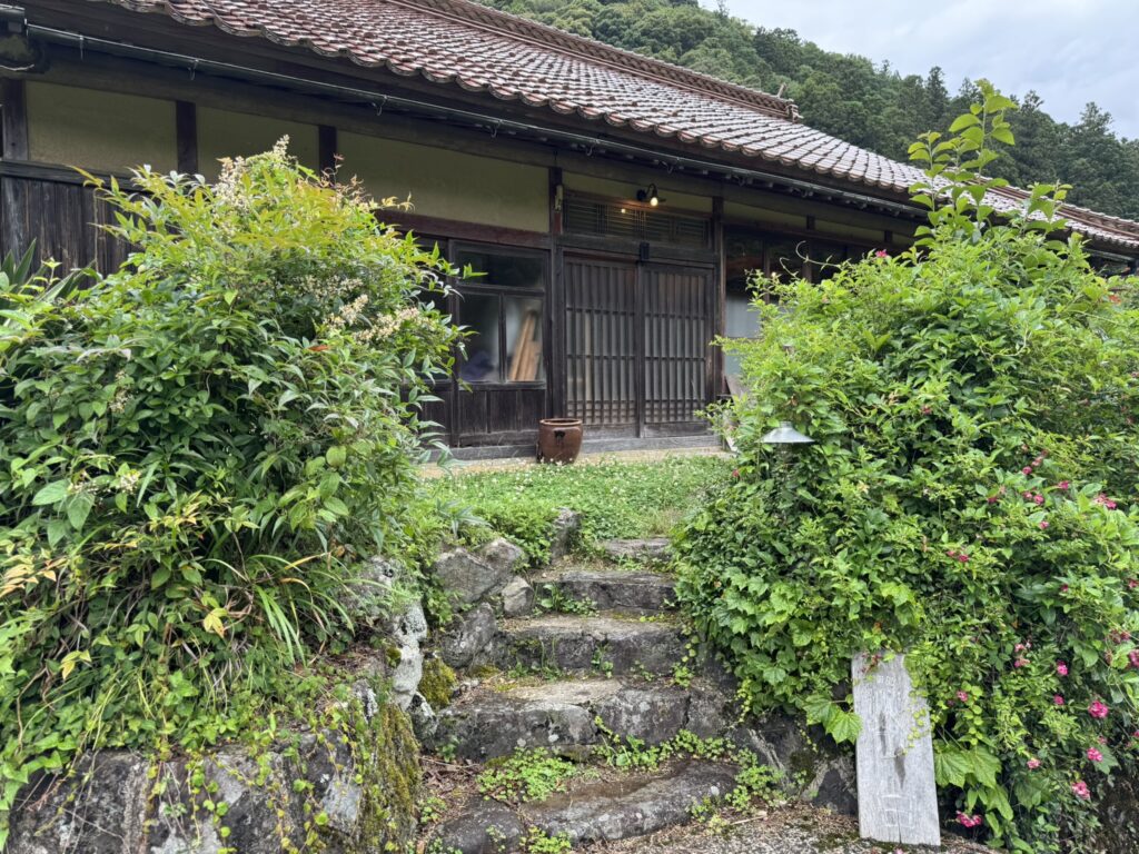 余白の遠くからの店舗外観写真