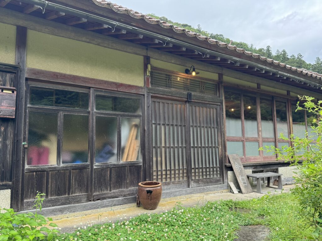 余白の近くからの店舗外観写真