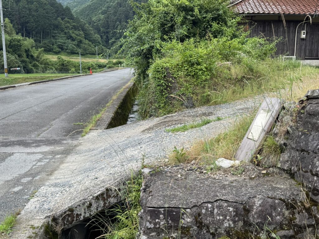 余白の駐車場入口の横からの写真