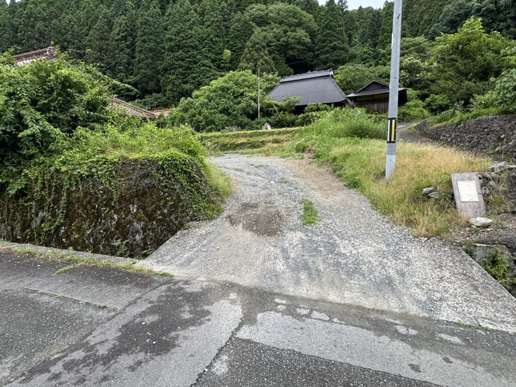 余白の駐車場入口の写真