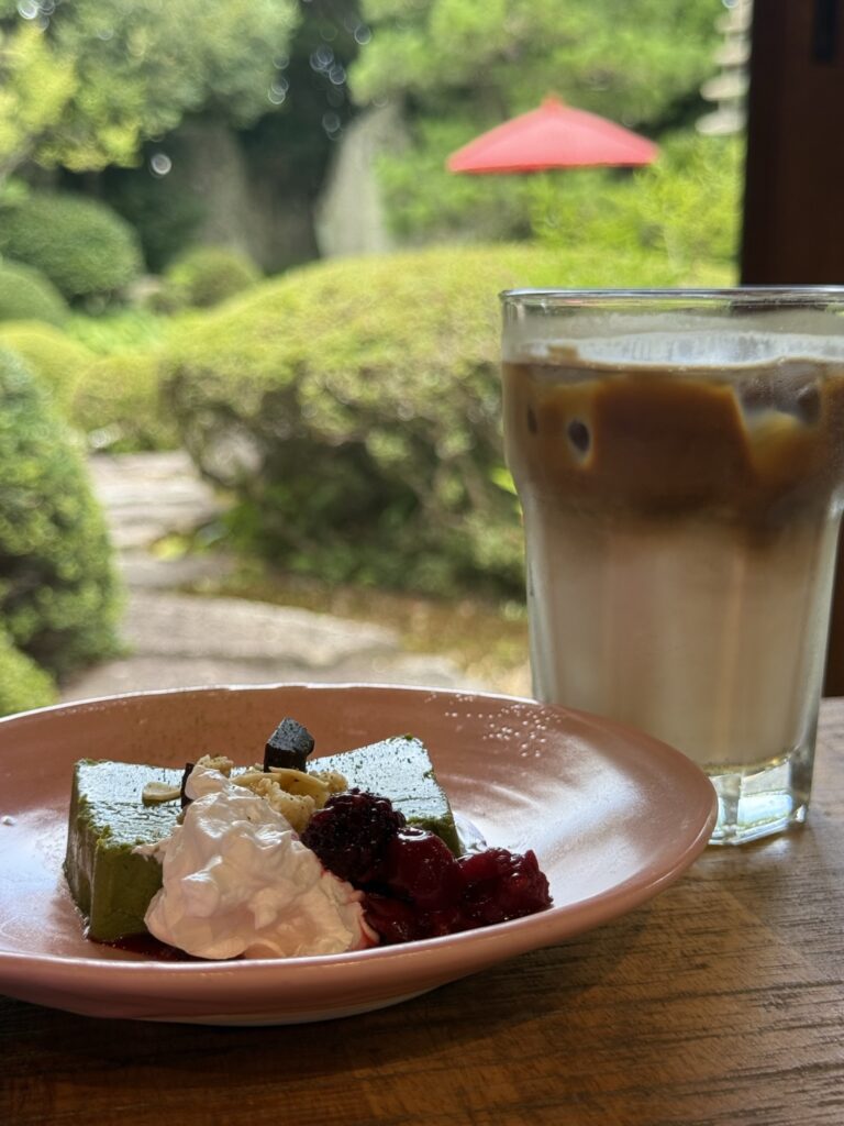 「ホトリテイ」の抹茶テリーヌとキャラメルラテの写真