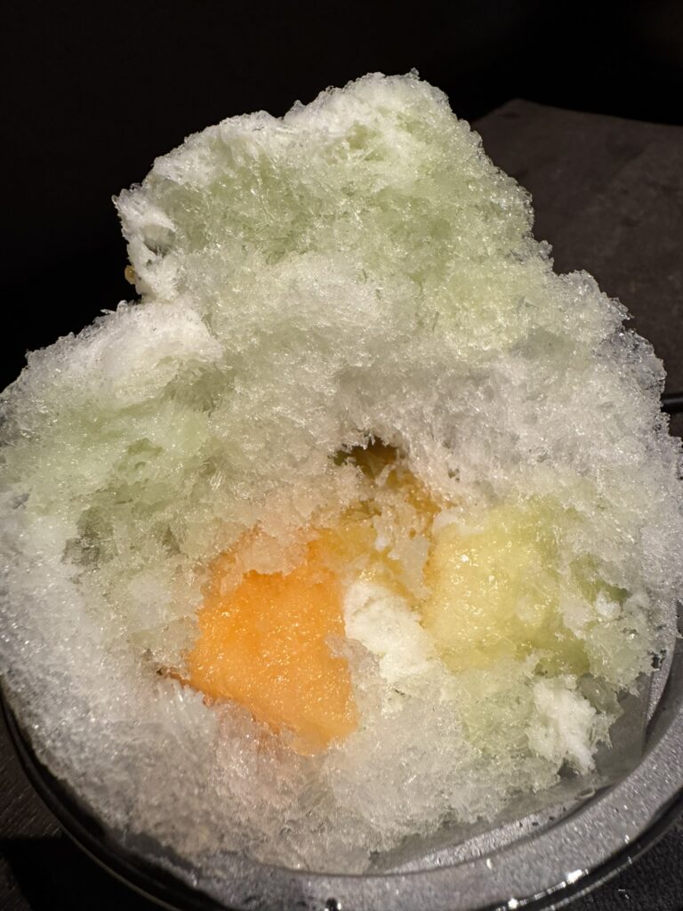 「粉と米」「プレミアムメロン」かき氷の中身の写真