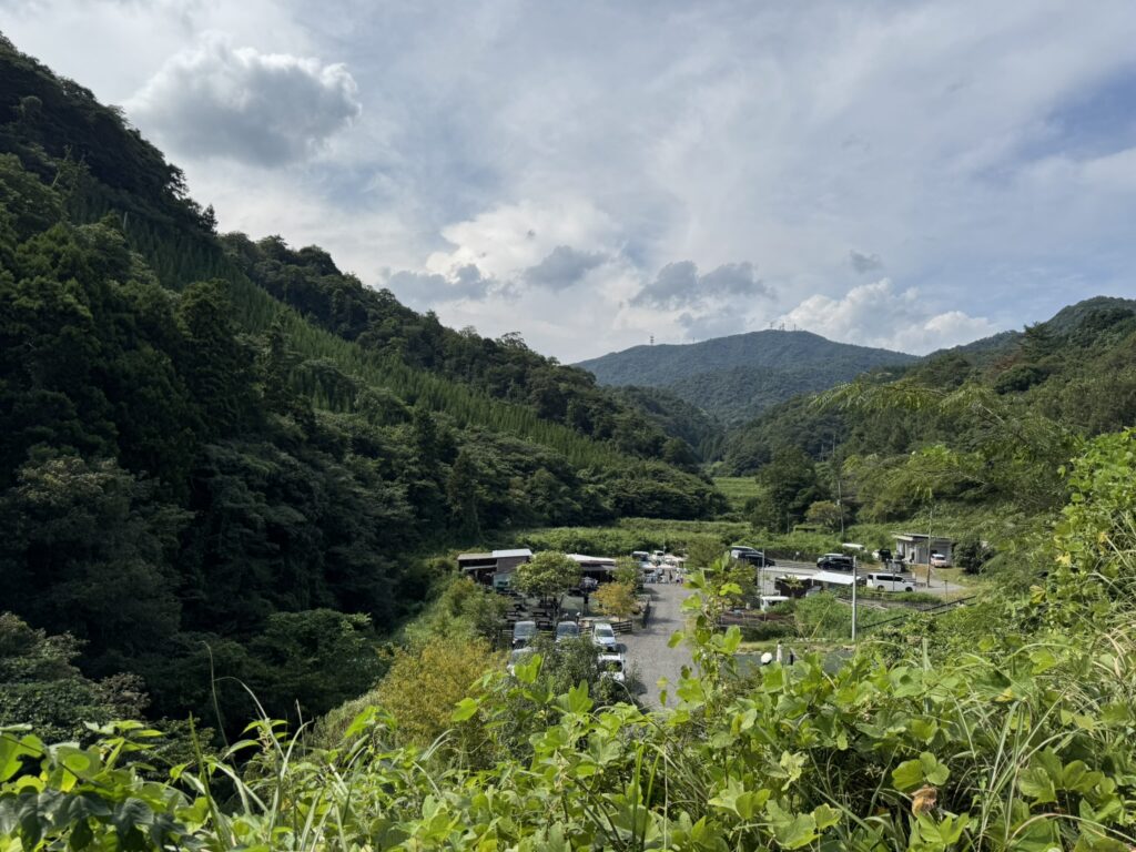 「鮎の里　鳳翩屋」遠くから見た外観写真