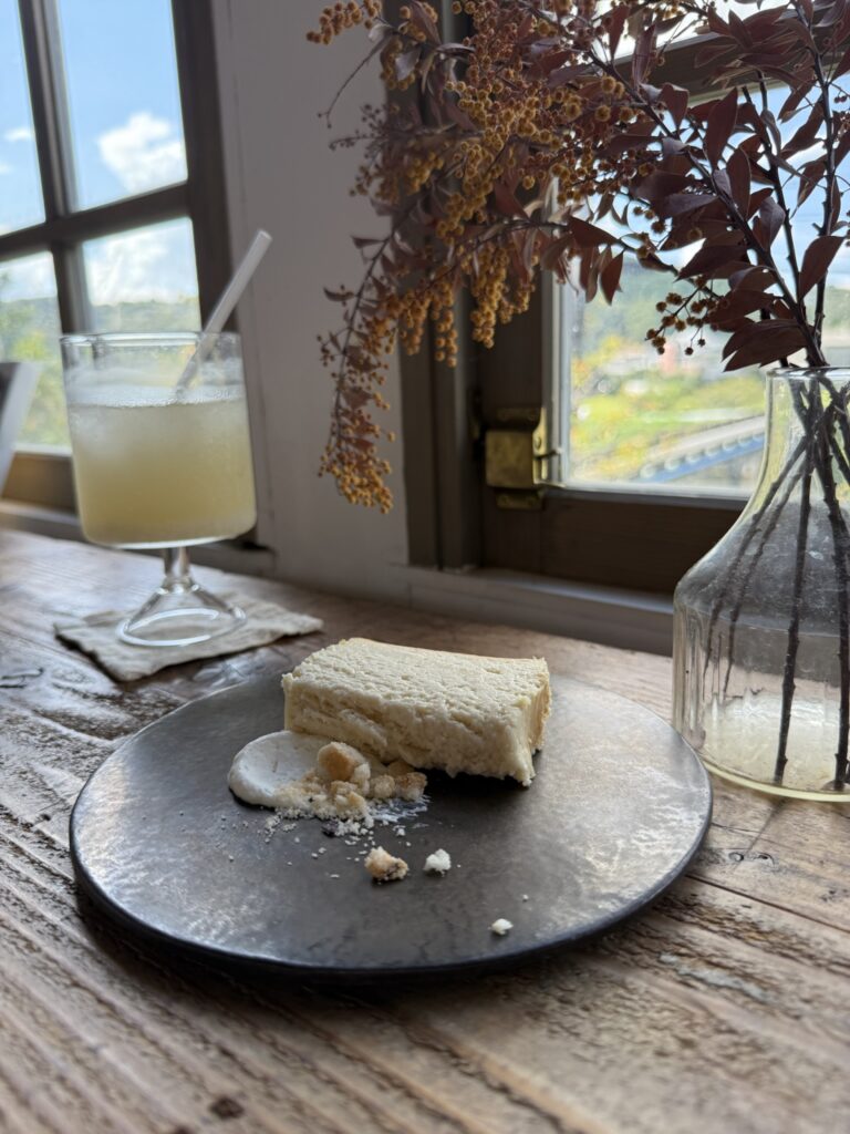 『フタマタセコーヒー』トップ写真。酒粕チーズケーキの写真。