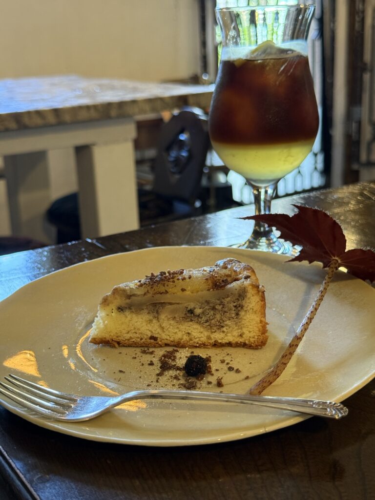 Arbòreo(アルボレオ)「洋ナシとココアのアーモンドケーキとエスプレッソロマーノ」の写真。