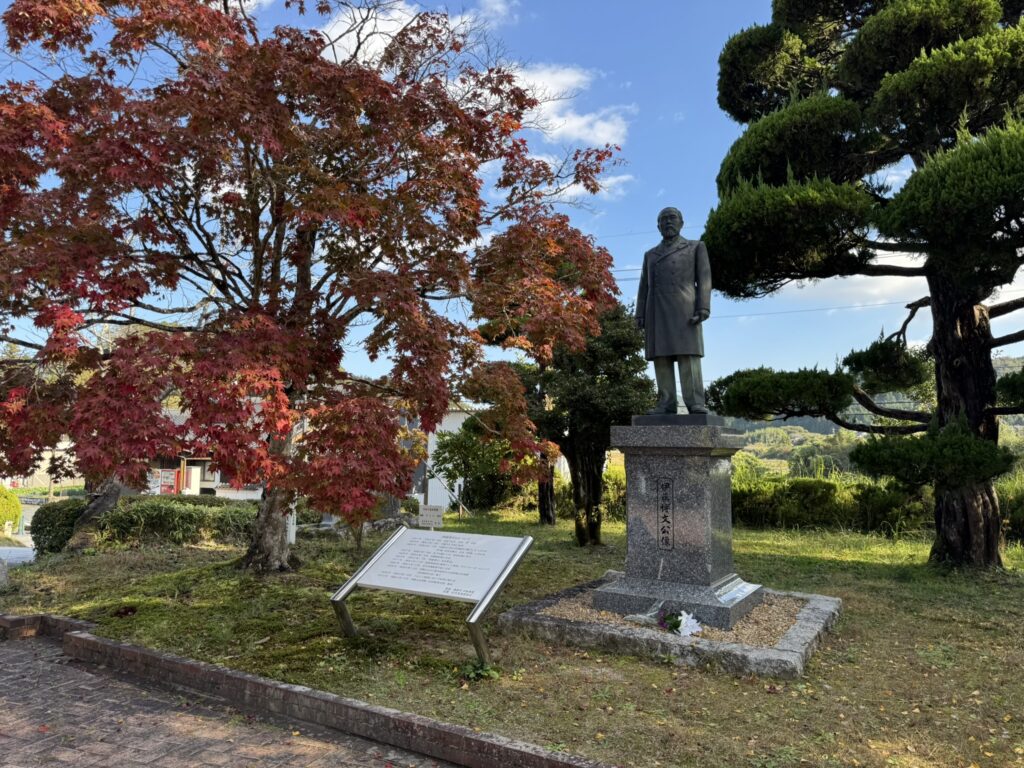 「伊藤博文銅像（立像）」の写真。