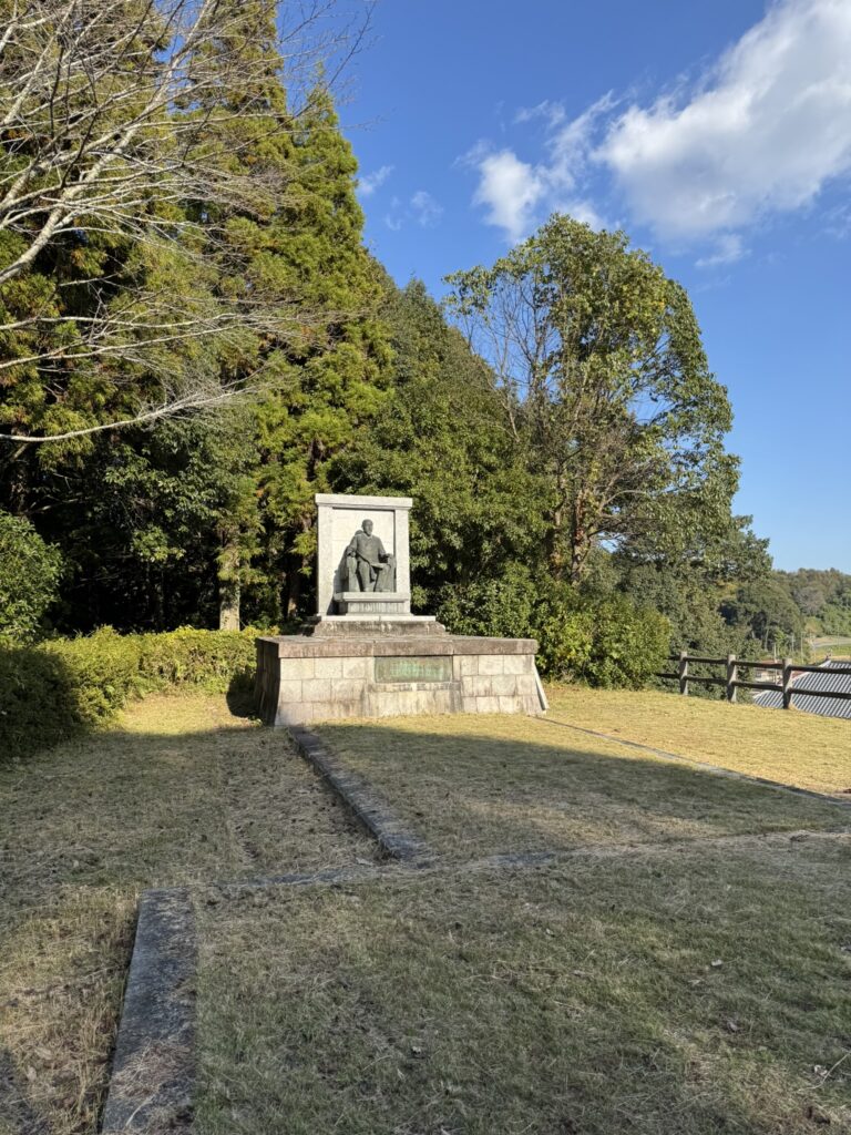 「伊藤博文銅像（座像）」の写真。