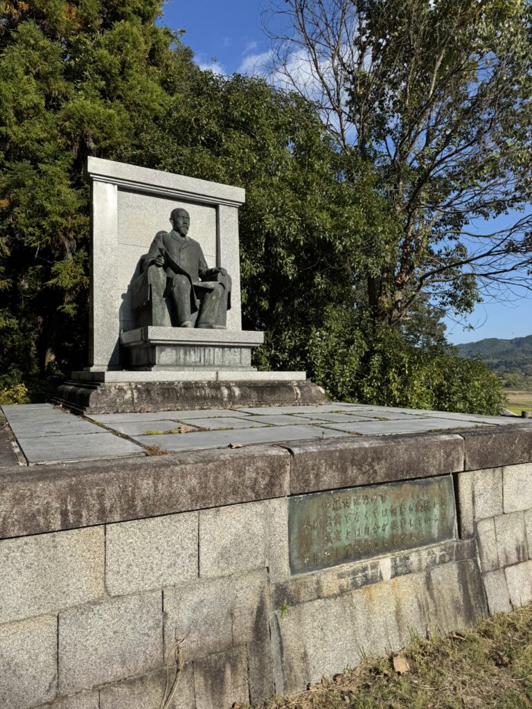 「伊藤博文銅像（座像）」の写真➁。