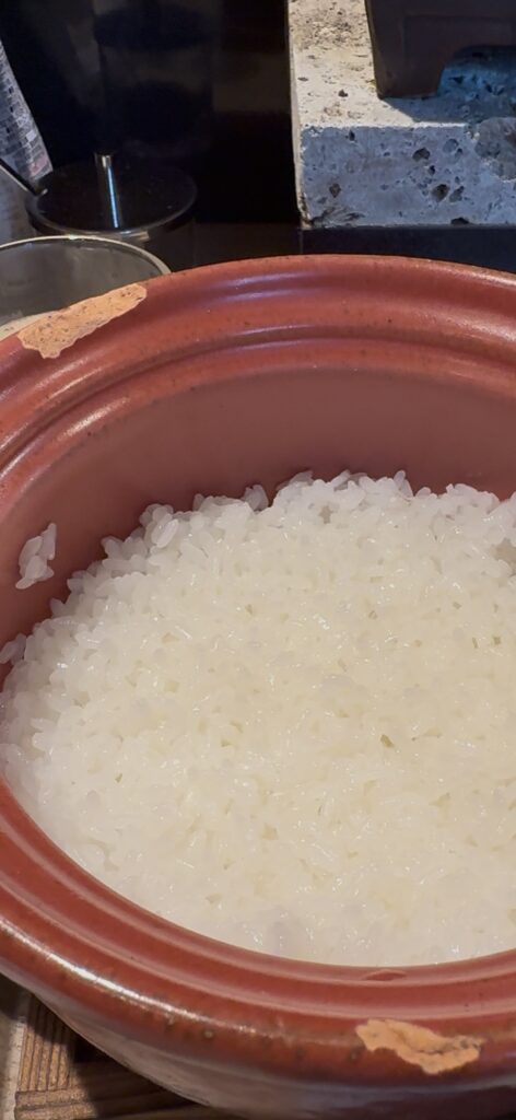 『炭焼食堂 JYUJYUTEI』土鍋ご飯の写真。