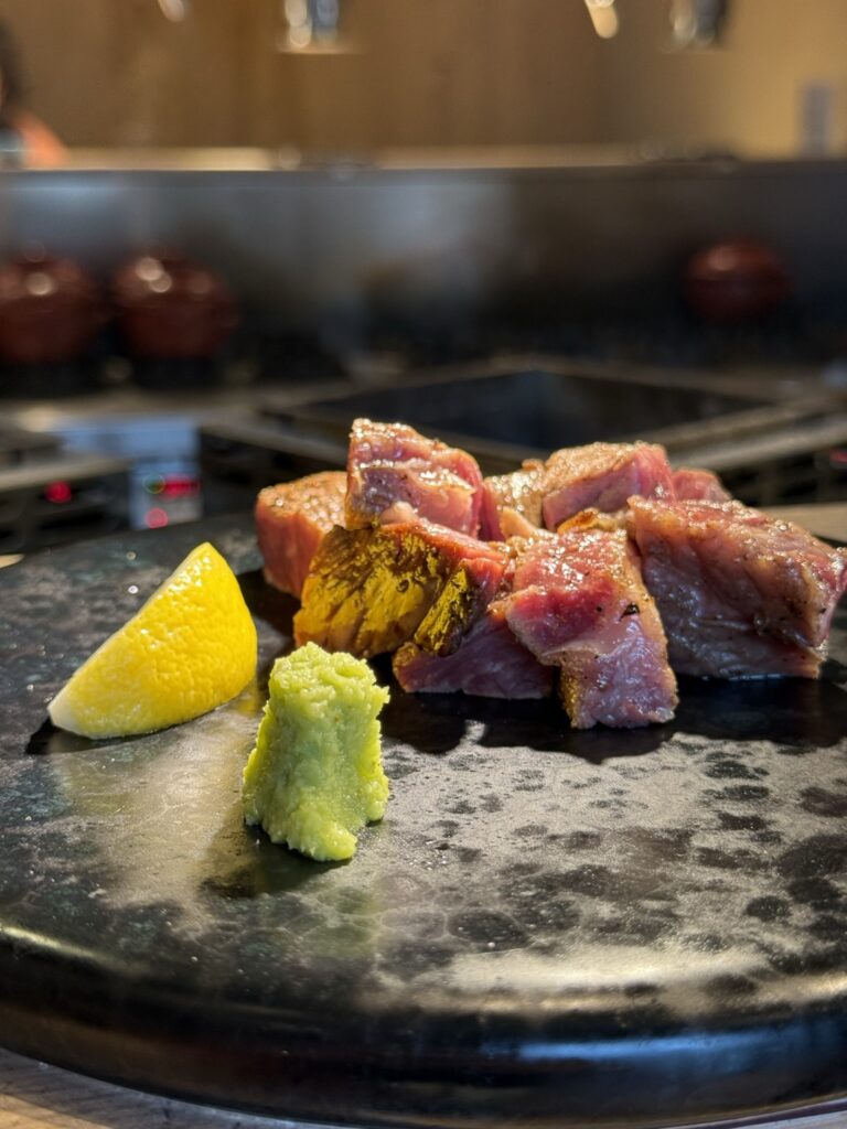 『炭焼食堂 JYUJYUTEI』切り落としステーキ定食の写真。