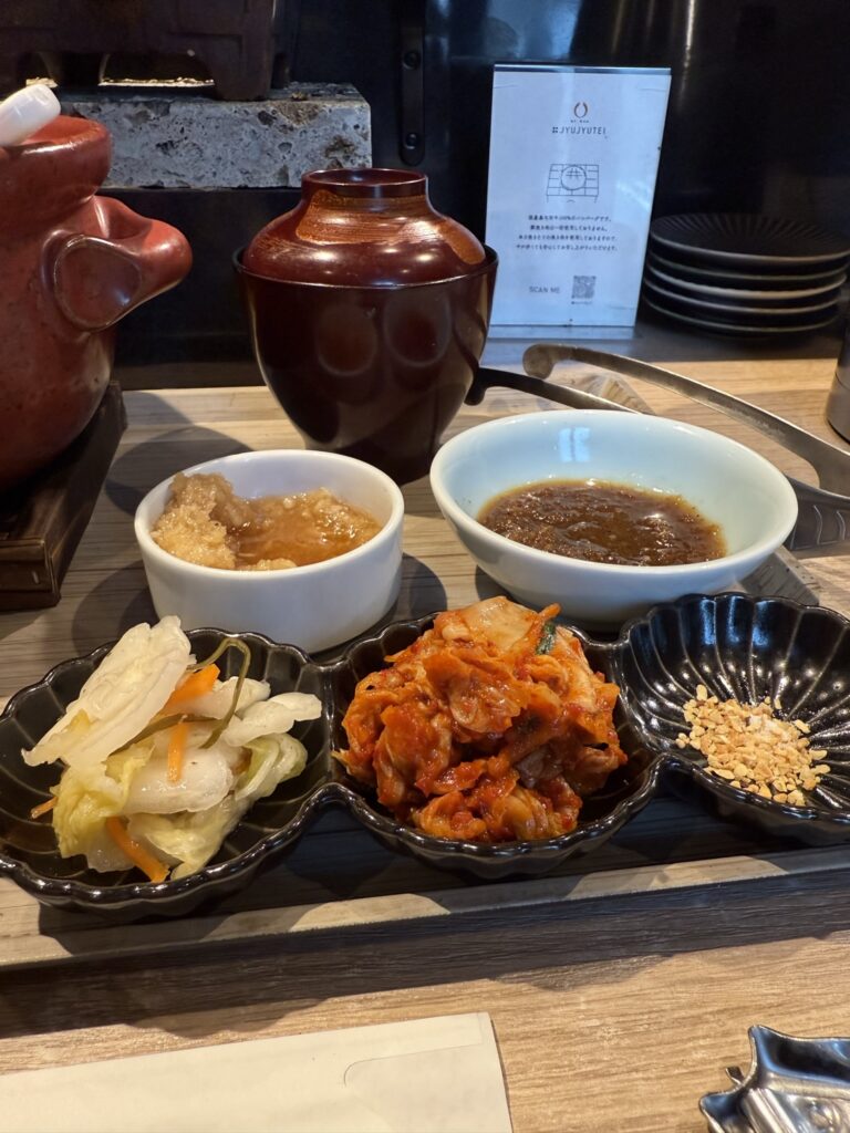 『炭焼食堂 JYUJYUTEI』キムチと白菜のお漬物をよそった写真。