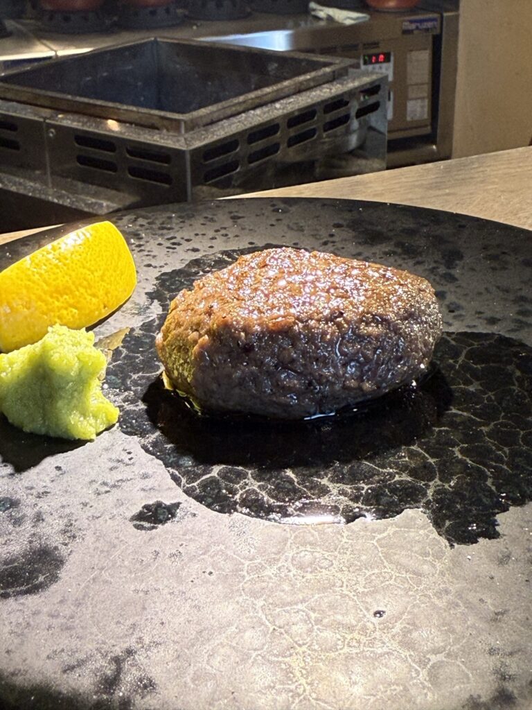 『炭焼食堂 JYUJYUTEI』ハンバーグの写真。