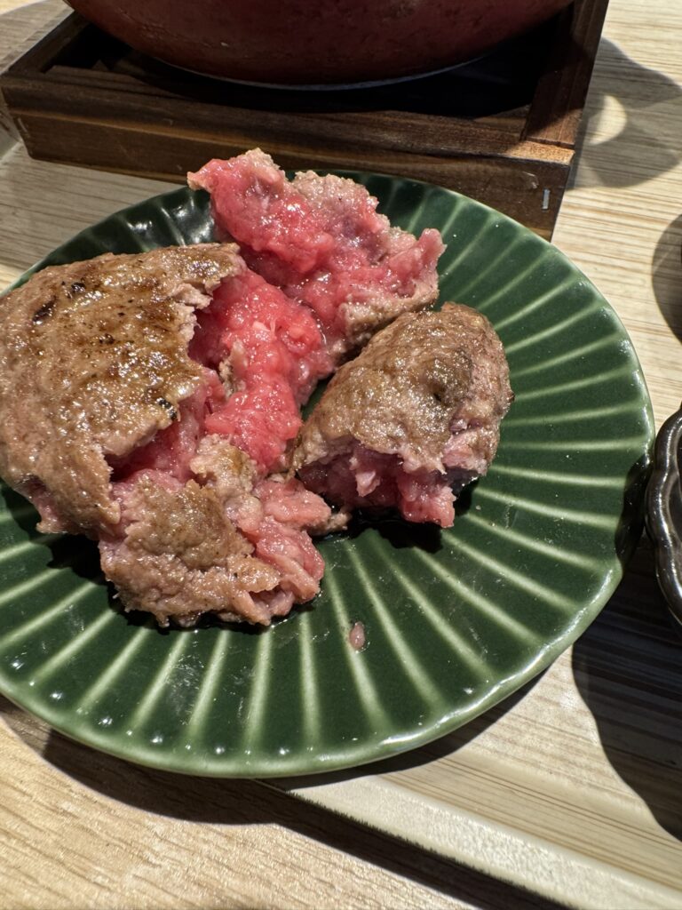 『炭焼食堂 JYUJYUTEI』ハンバーグ断面の写真。