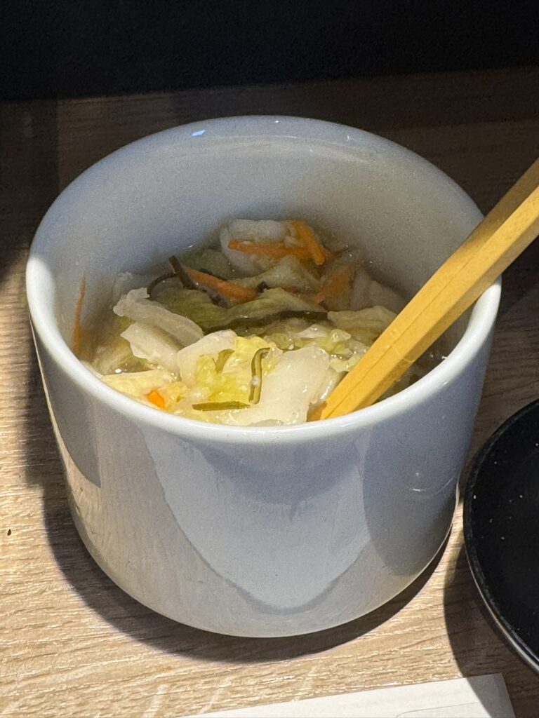 『炭焼食堂 JYUJYUTEI』白菜のお漬物の写真。