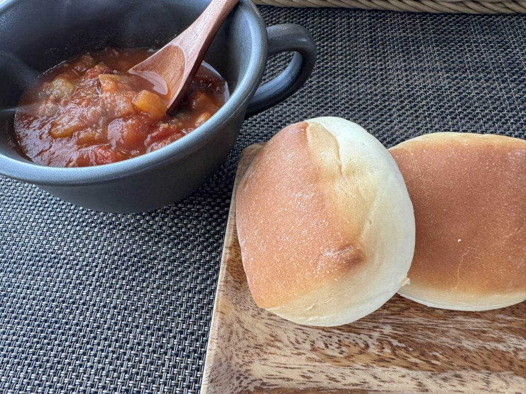 ミネストローネとパンの写真