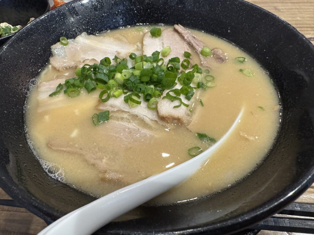 酒粕豚骨チャーシュー麺の写真。