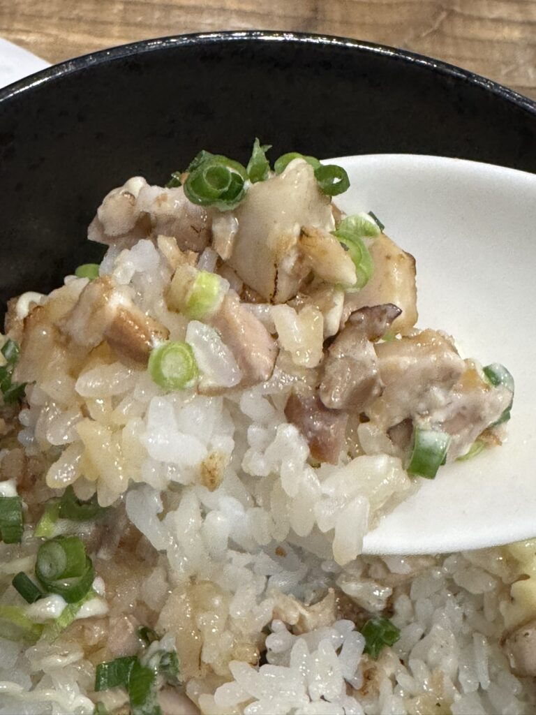 ミニ肉飯セットのアップ写真。