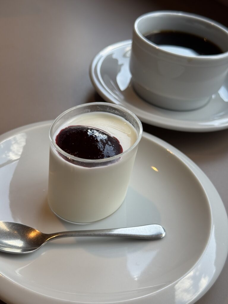 デザートの牛乳プリンの写真