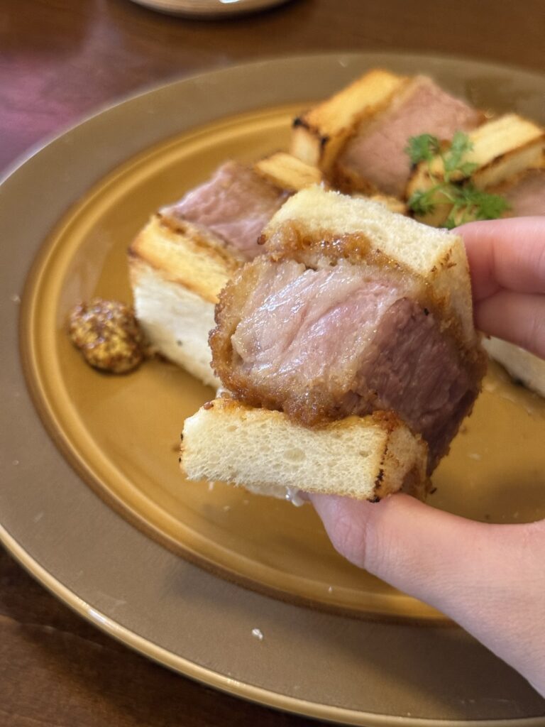 奇跡の厚切りレアかつサンド断面写真