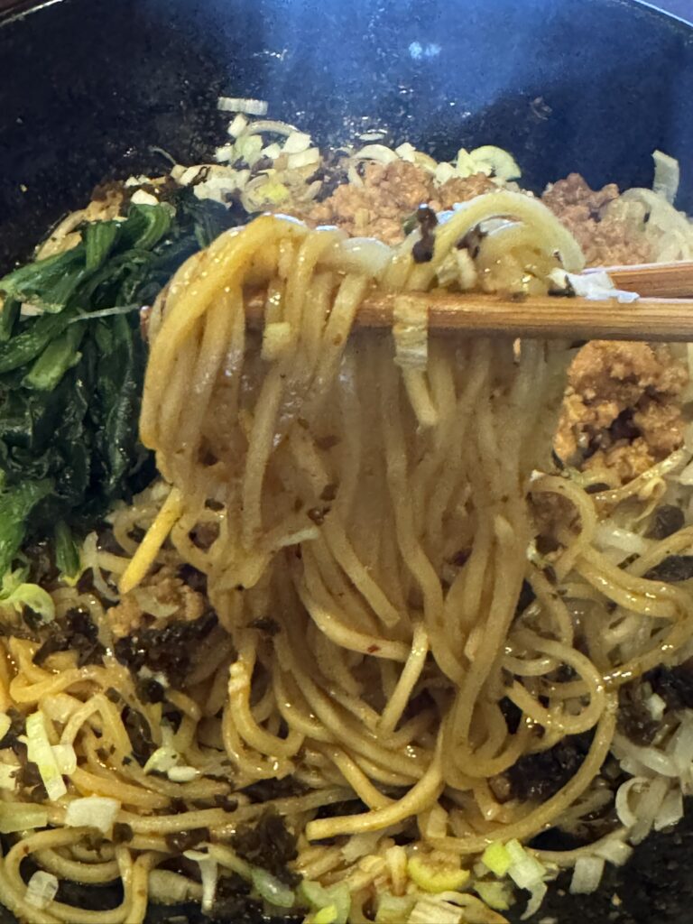 大盛汁なし担々麺の、麺の寄りの写真