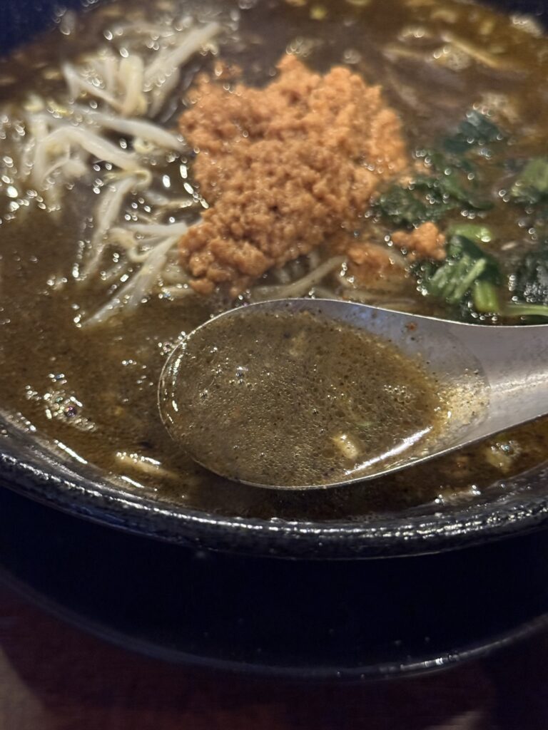 限定30杯特濃黒ごま担々麺の、スープの寄りの写真