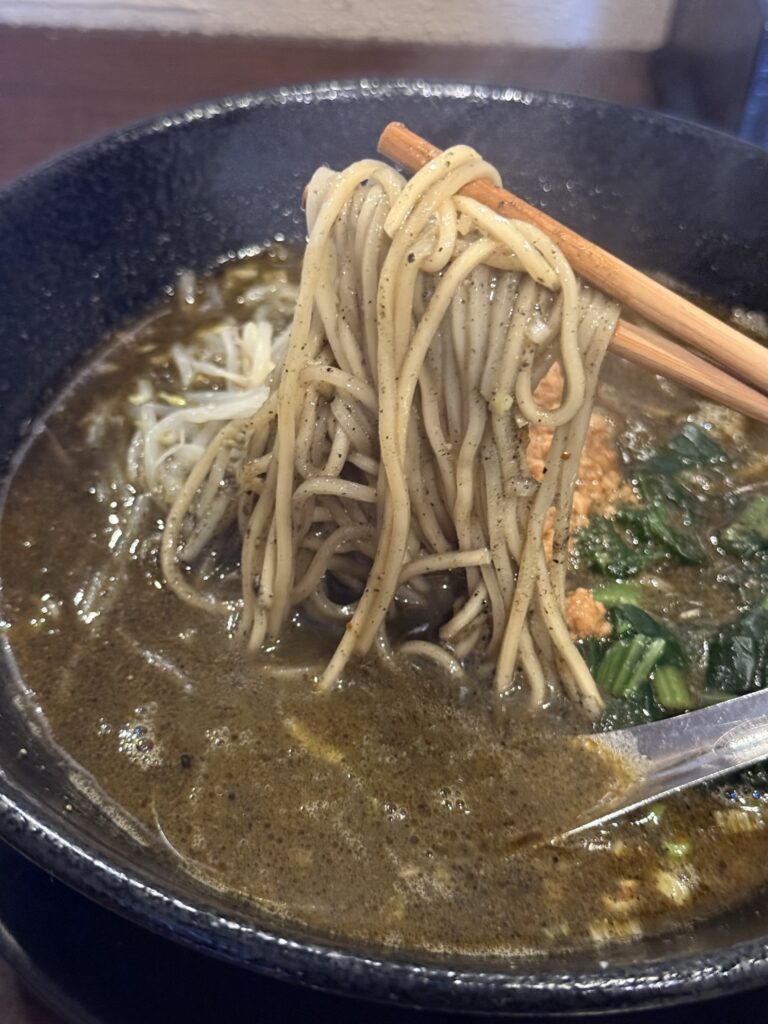 限定30杯特濃黒ごま担々麺の、麺の寄りの写真