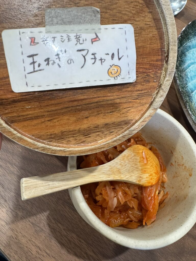 付け合わせの「玉ねぎのアチャール」の写真