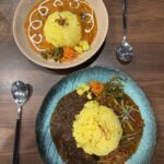 山口県山口市『スパイスと酒と喫茶 Qui Qui RiQui（キキリキ）』「チキン×気まぐれ合いがけ」と「辛くないバターチキンカレー」の写真