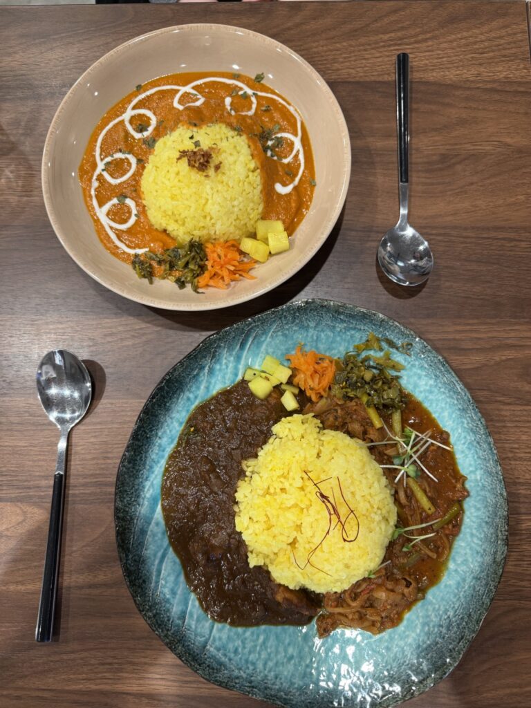 山口県山口市『スパイスと酒と喫茶 Qui Qui RiQui(キキリキ)』「チキン×気まぐれ合いがけ」と「辛くないバターチキンカレー」の写真
