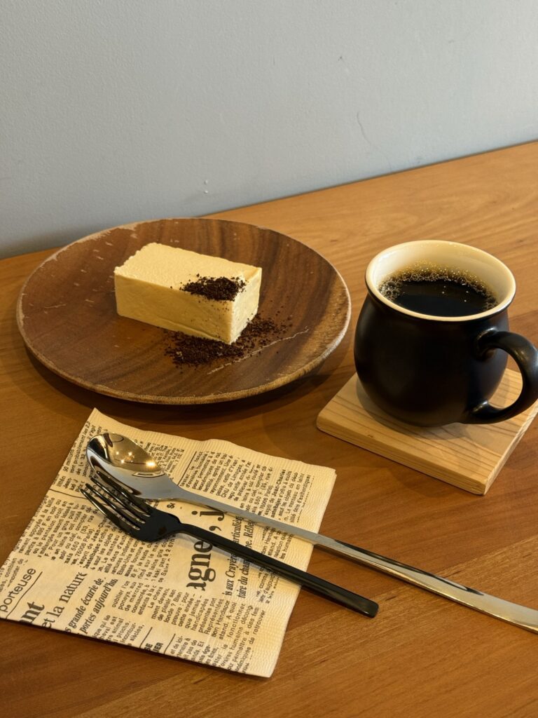 ホットコーヒーとチーズケーキの写真