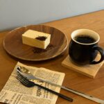 山口県山口市小郡『とみー珈琲』ホットコーヒーとチーズケーキの写真