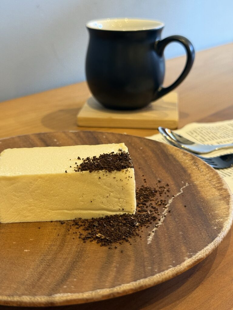 ホットコーヒー、チーズケーキの寄りの写真