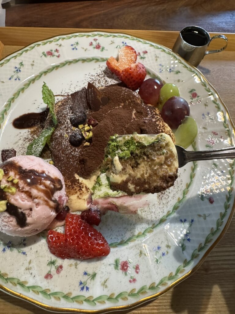 『Gallery CAFE とこのま』自家製ティラミスのアップの写真