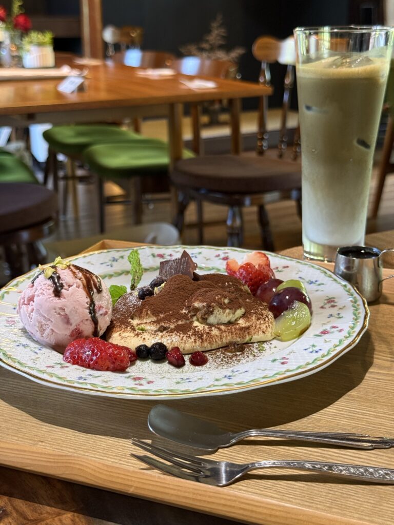 『Gallery CAFE とこのま』自家製ティラミスとほうじ茶ラテの写真