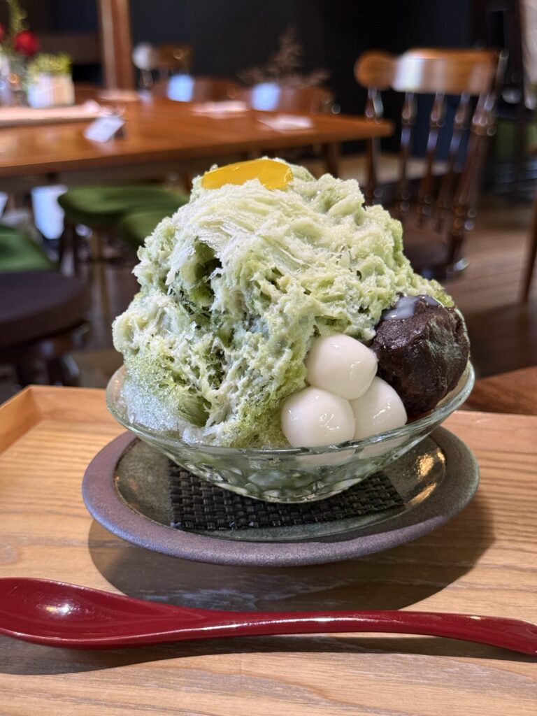 『Gallery CAFE とこのま』練乳宇治金時かき氷の写真