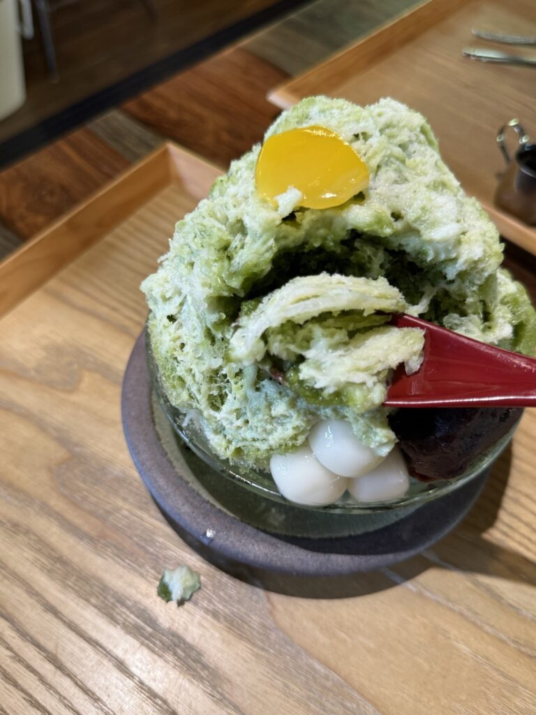 『Gallery CAFE とこのま』練乳宇治金時かき氷をスプーンですくった写真