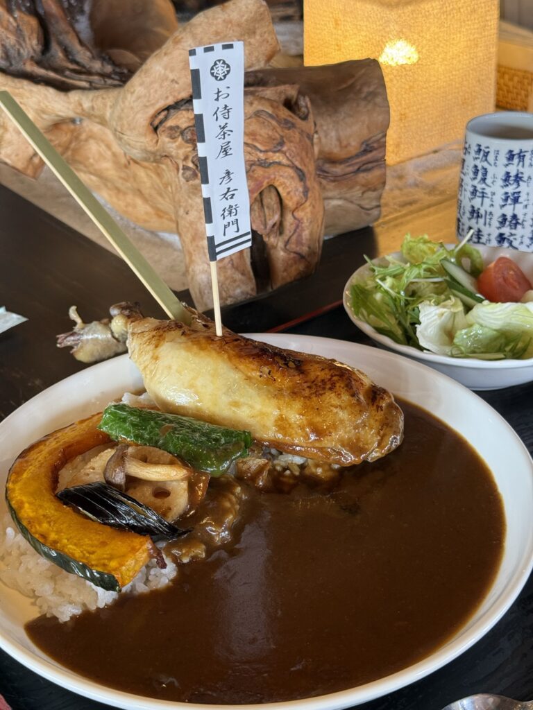 山口県光市『お侍茶屋 彦右衛門 光店』名物ちどり足カレーの全体の写真
