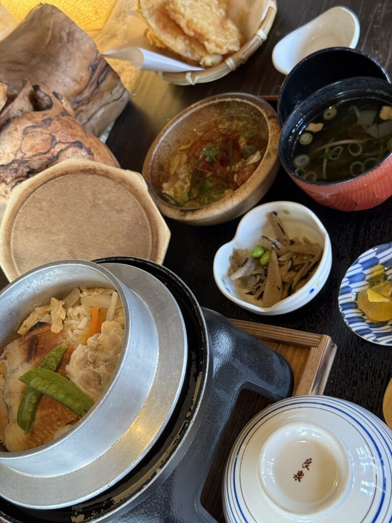 山口県光市『お侍茶屋 彦右衛門 光店』てんぷら釜飯定食の全体の写真