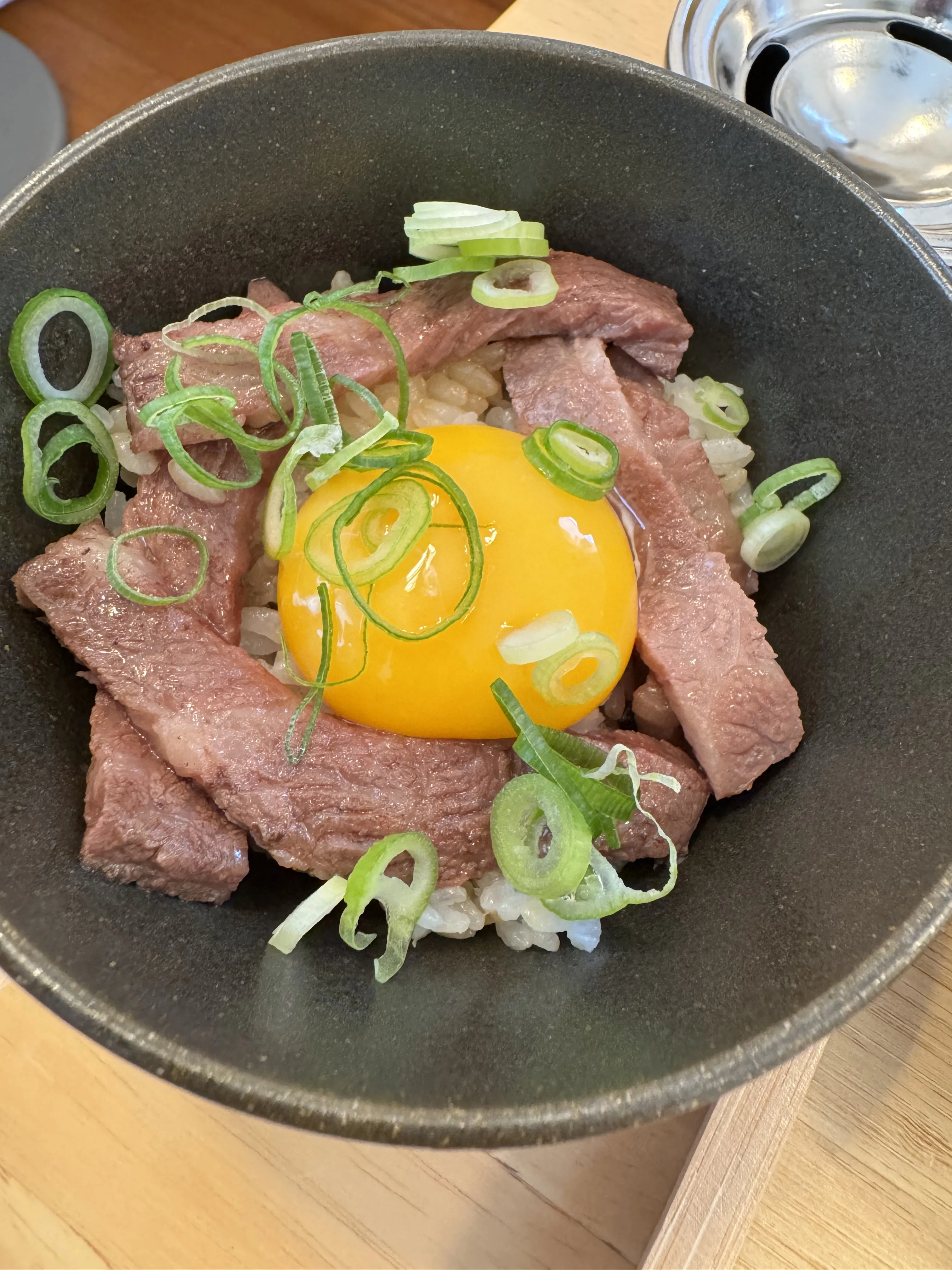山口県防府市『牛牛×米米』薬味と卵黄をのせたアップ